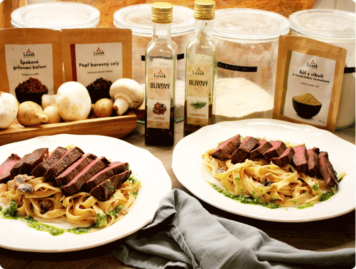 Hovězí steak s žampiony a tagliatelle .